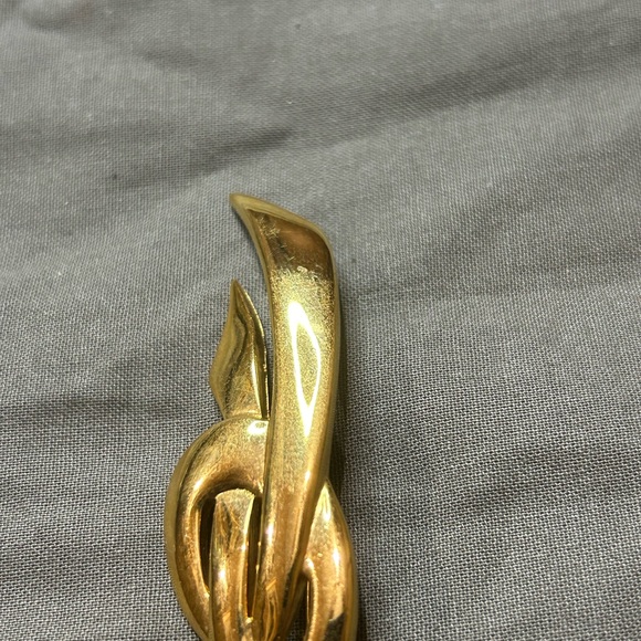 Vintage gold tone lapel pin - Picture 4 of 5